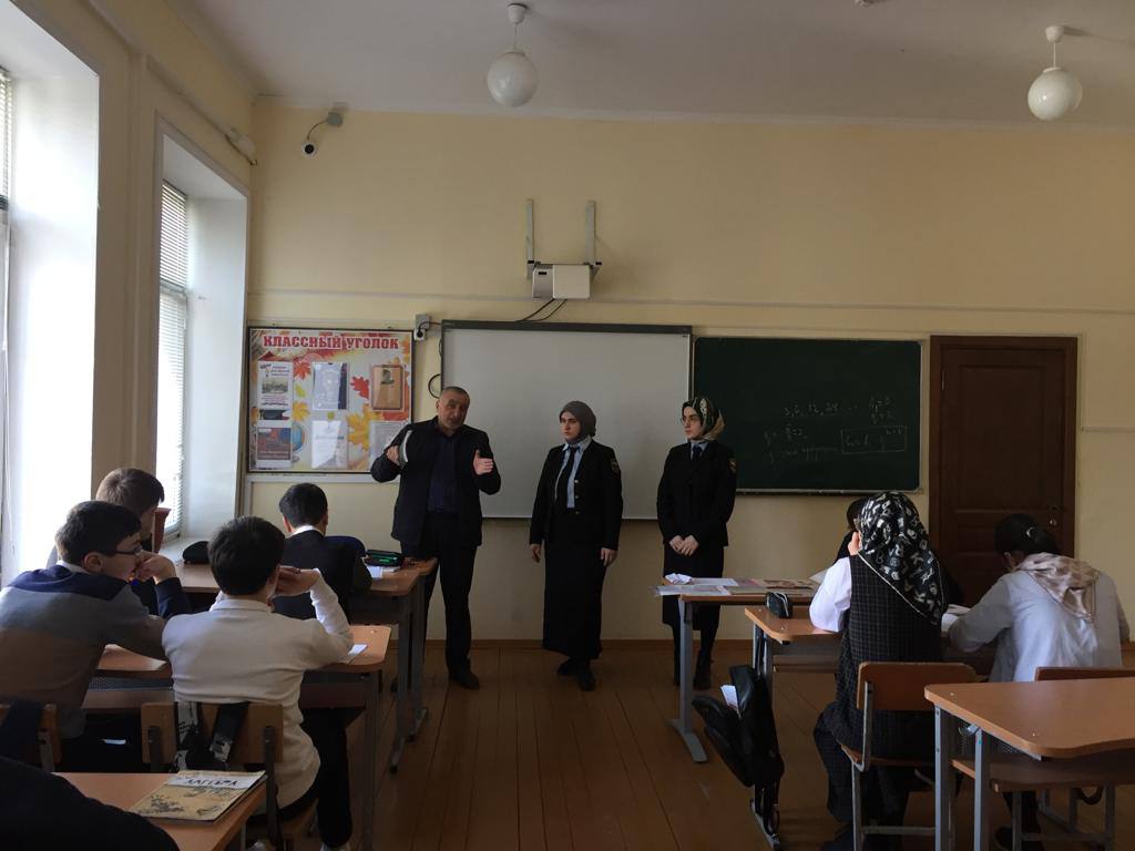 Студенты правового университета проводят беседу « Антитеррор - удел сильных»