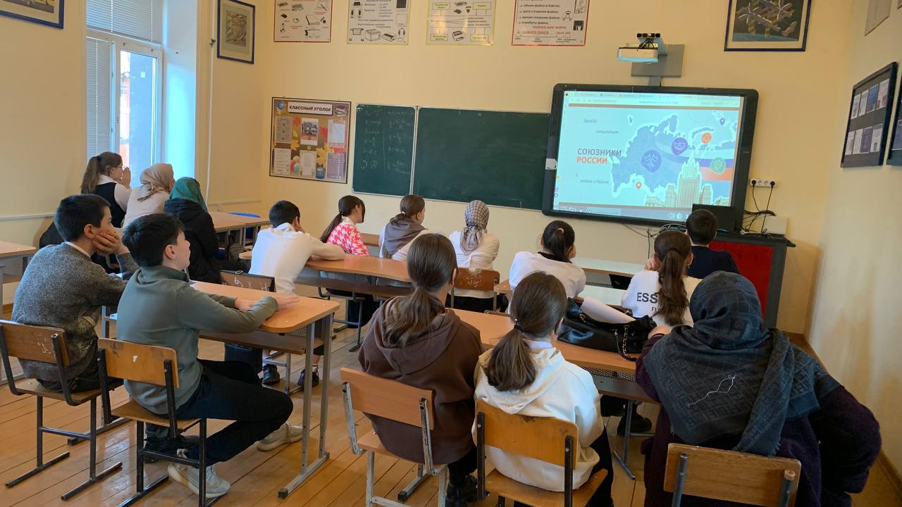 Еженедельная церемония поднятия флага Российской Федерации.