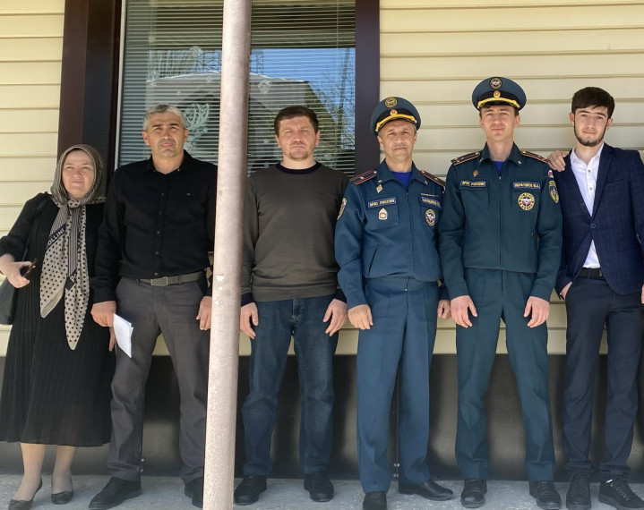 Тренировка по эвакуации учеников при землетрясении.